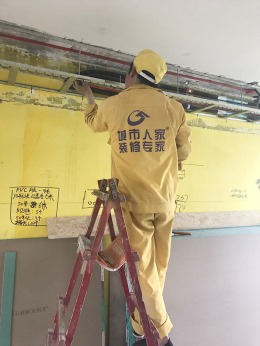 绿色家园复式老房翻新在施工地实景